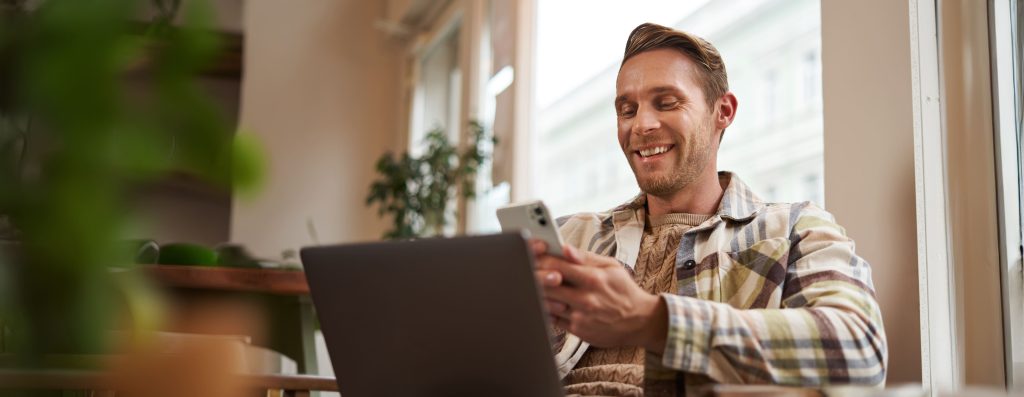 Jovem a trabalhar por casa